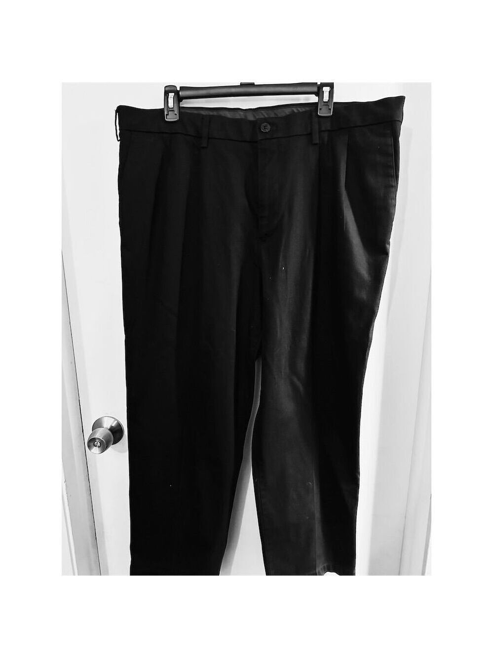 Dockers Men's Classic Fit Black Khaki Pants Size 40x29 Pleated Chino